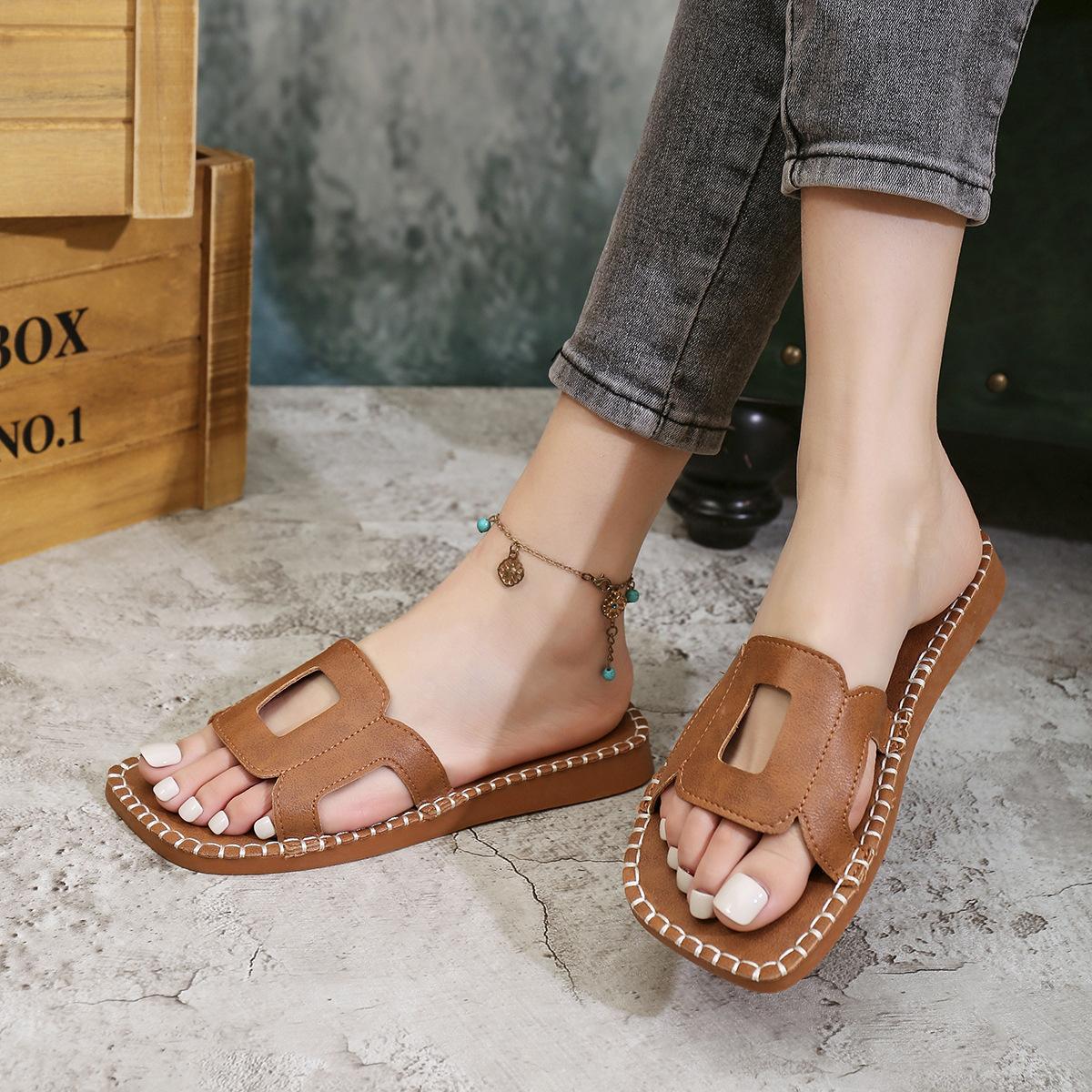 

Большие тапочки женские летние 2025 года новые повседневные и удобные пляжные туфли с плоской подошвой однотонные ветрозащитные сандалии 36 темно-коричневого