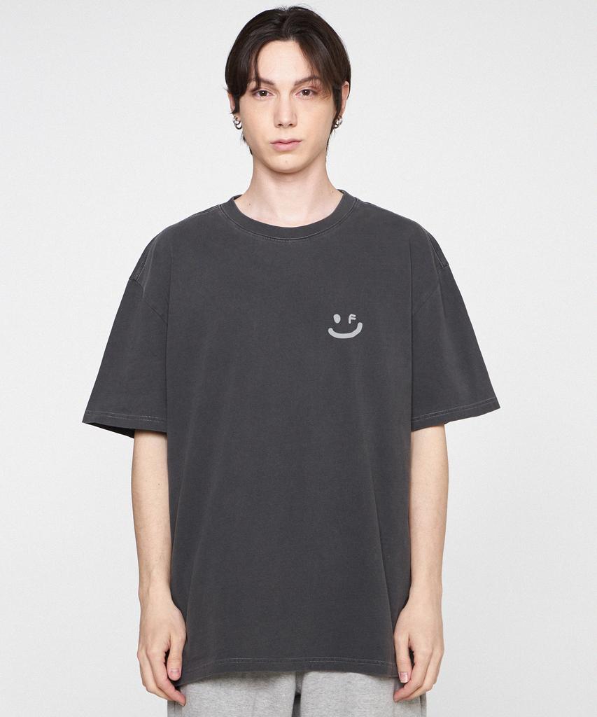 GRAVER [Unisex] Small Drawing Smile Pigment Short Sleeve T-Shirt_Black Charcoal/Gray Logo
