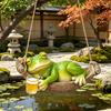 Garden Frogs Figurine Hanging Swing Decors, Resin Frogs with Beer Mug Statue for Porch Patios Balcony Plant and Mini Landscape