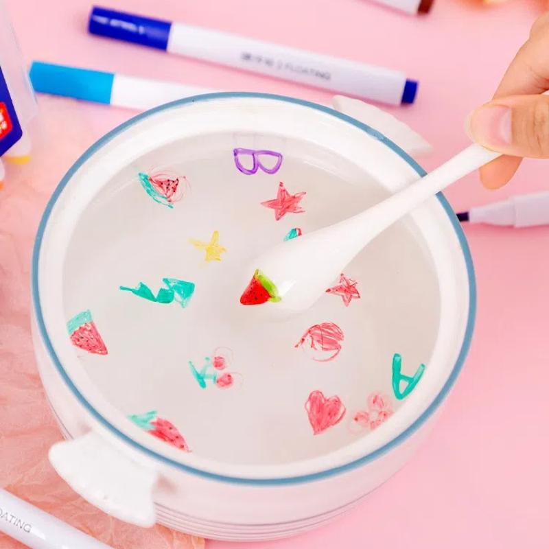 Kreative Wasserkunst: Sehen Sie zu, wie Ihre Designs mit diesem erstaunlichen Stift auf dem Wasser schwimmen.
