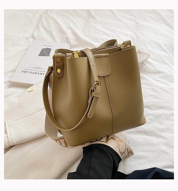 

Версия женская сумка модная иностранная сумка через плечо простая и универсальная текстура сумка-ведро через плечо чай зеленый