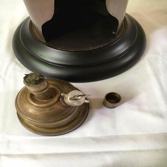 Détail d'un moteur de ventilateur de table domestique représentant le