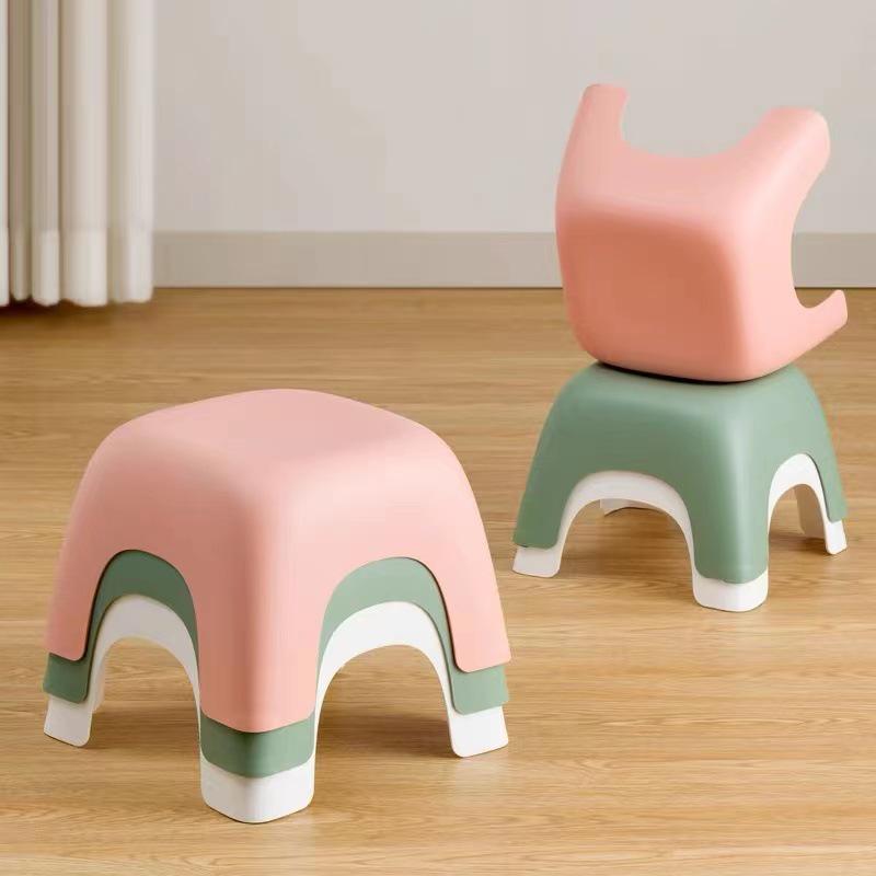 Rutschfester, robuster 4-beiniger Kunststoffhocker für Kinder für Badezimmer und zum Schuwechseln