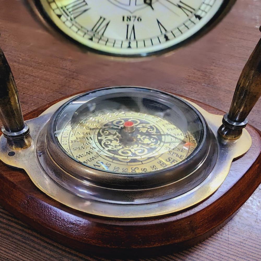 Eleganță Nautică Ceas de Birou din Alamă Antică cu Busolă Integrată Decor Maritim Atemporal pentru Casă 5,5 inch