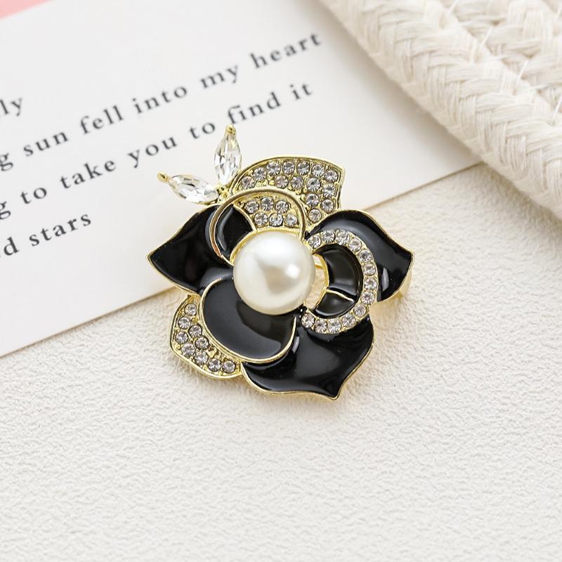 

Exquisite Rhinestone Pearl Camellia Flower Brooches Pin For Women Clothing Coat Accessories Gifts чёрный