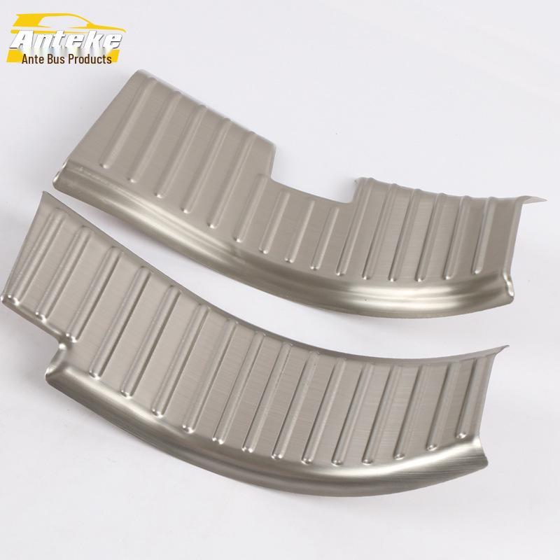 

Декоративные накладки на передние двери Outlander и электрогальванизированные наклейки на центральную консоль