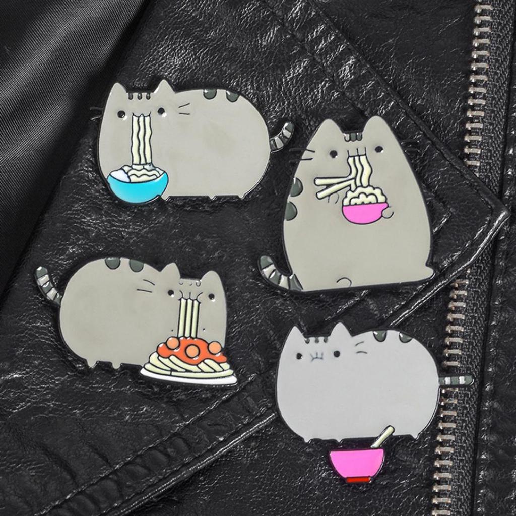 Spilla Smaltata Gatto Che Mangia Pizza - Divertente Accessorio Kawaii Per Giacca, Zaino E Cappello