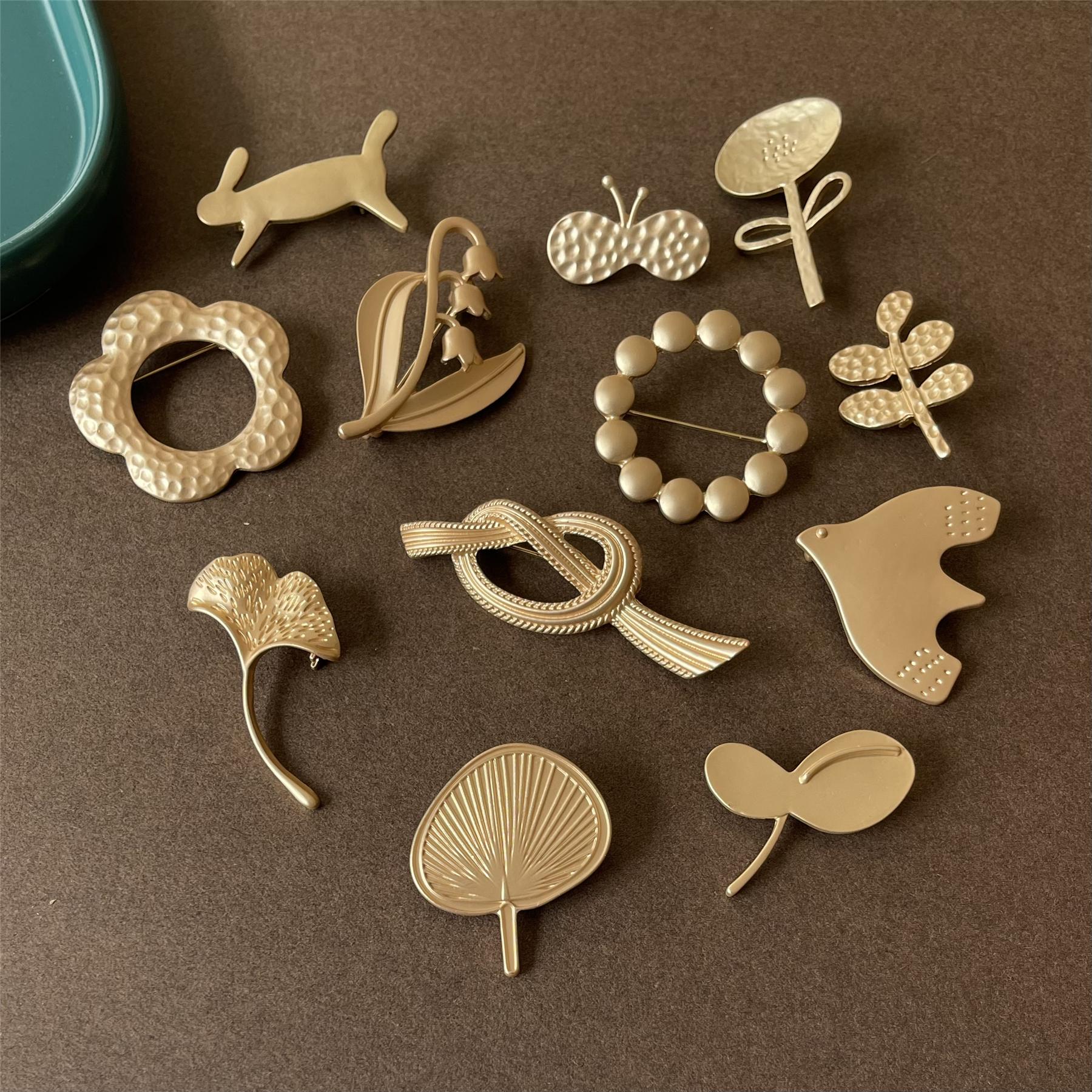 

Baroque Style Gold Color Matte Leaves Pins Brooch For Women Lady Elegant Exquisite Vinteage Plant Series Suit Office Lapel Pin