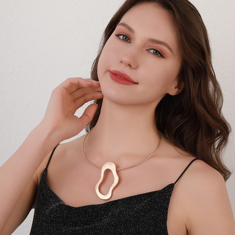 Fashionable hollow geometric pendant necklace