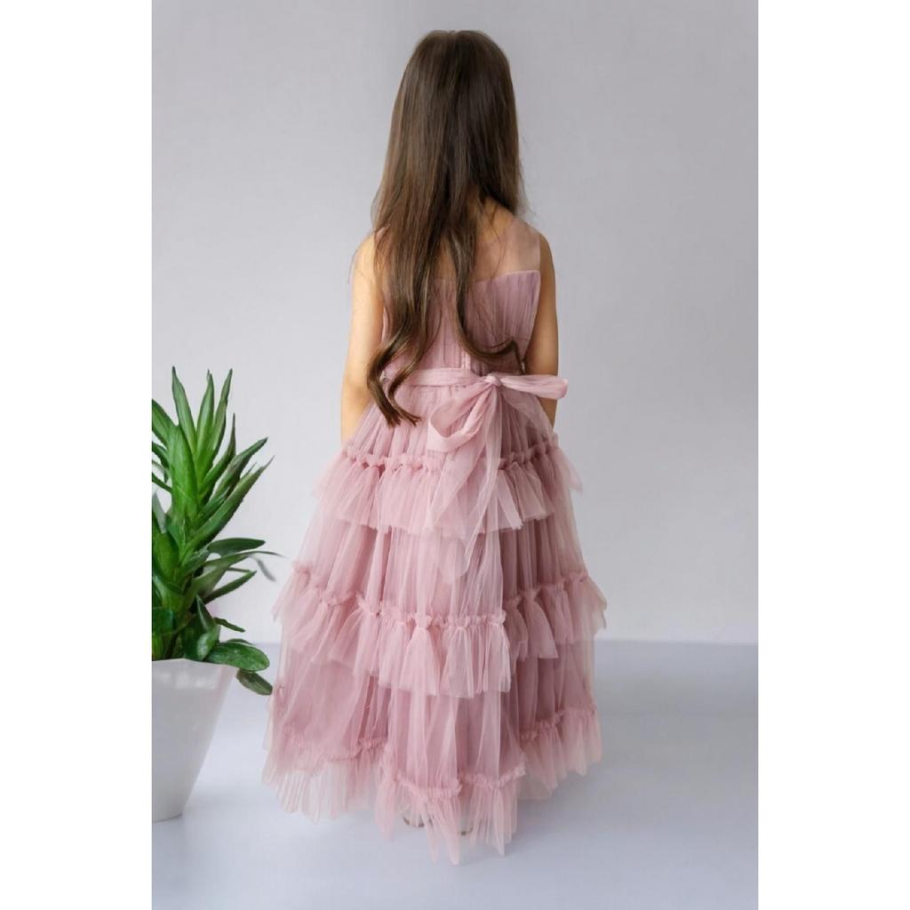 Detaliu rochie de seară pentru nuntă, cu design special, alb pentru fete. Vezi tabelul cu mărimi din videoclip