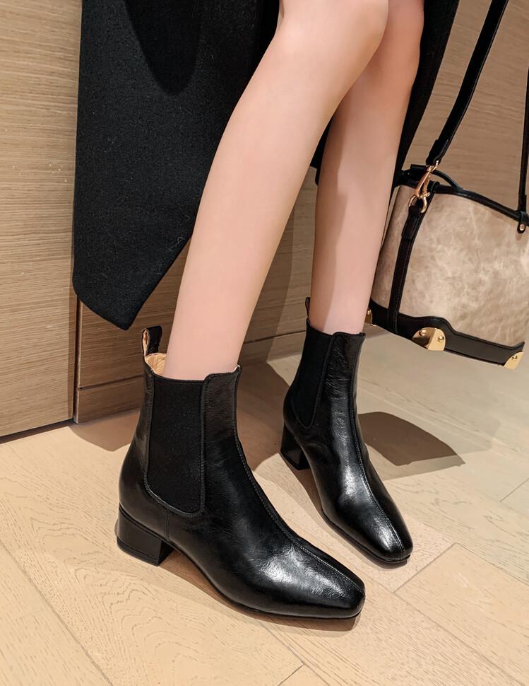 Francouzské čtvercové špičky střední podpatek silný podpatek krátké boty dámské 2025 podzim a zima nové korejská verze hovězí kůže jednoduché a všestranné elastické