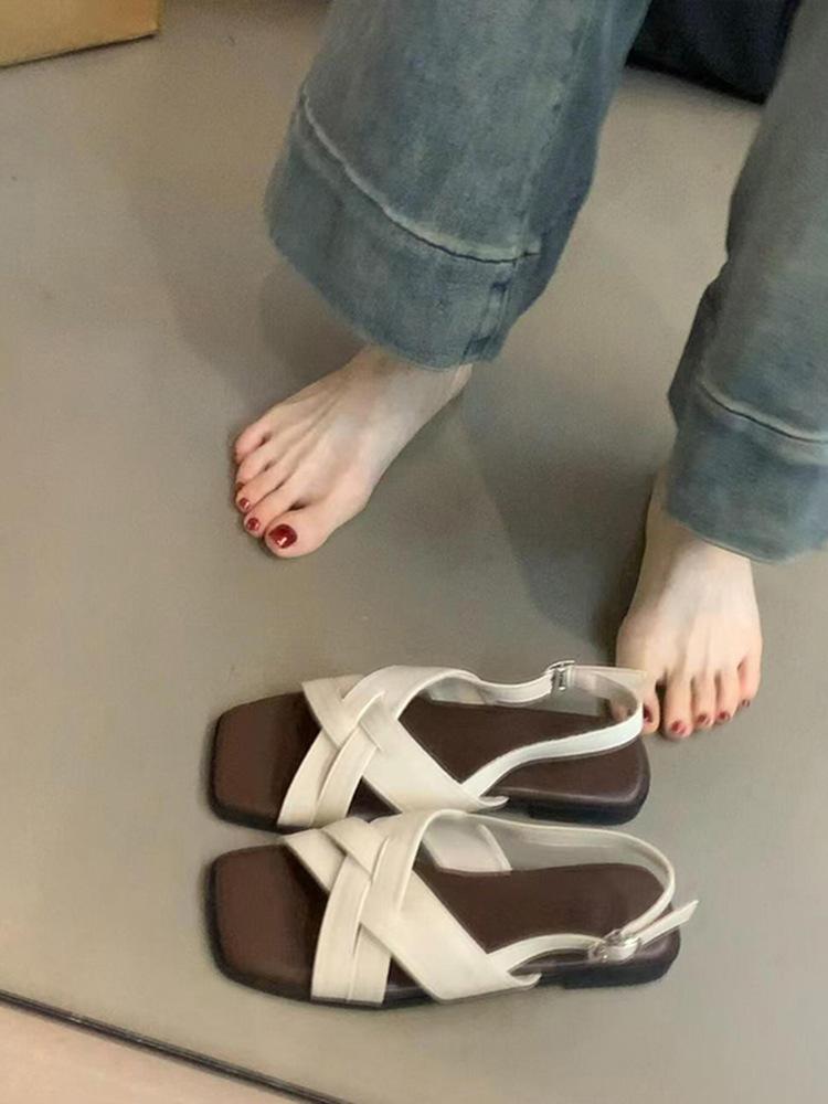 Vintage Roman sandals women's summer wear 2025 new flat-bottomed vacation wind beach shoes sandals