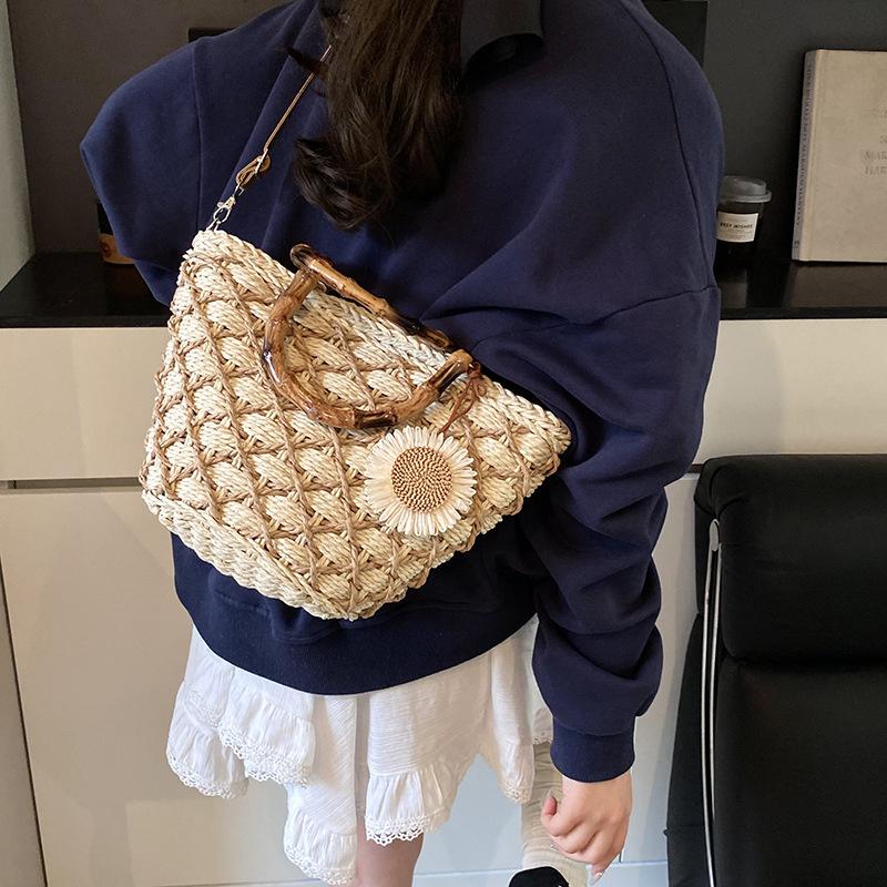 Summer Trend Grass Woven Bag for Women New Fashionable and Simple Casual Handheld Woven Bag for Beach Vacation Crossbody AVE