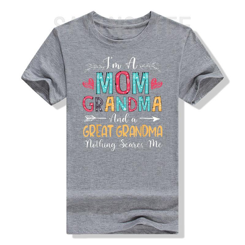 Jsem máma, babička a prababička. Nic mě nevyděsí. Tričko s potiskem písmen a nápisů. Grafické tričko. Topy. Dárky pro maminku ke Dni matek.
