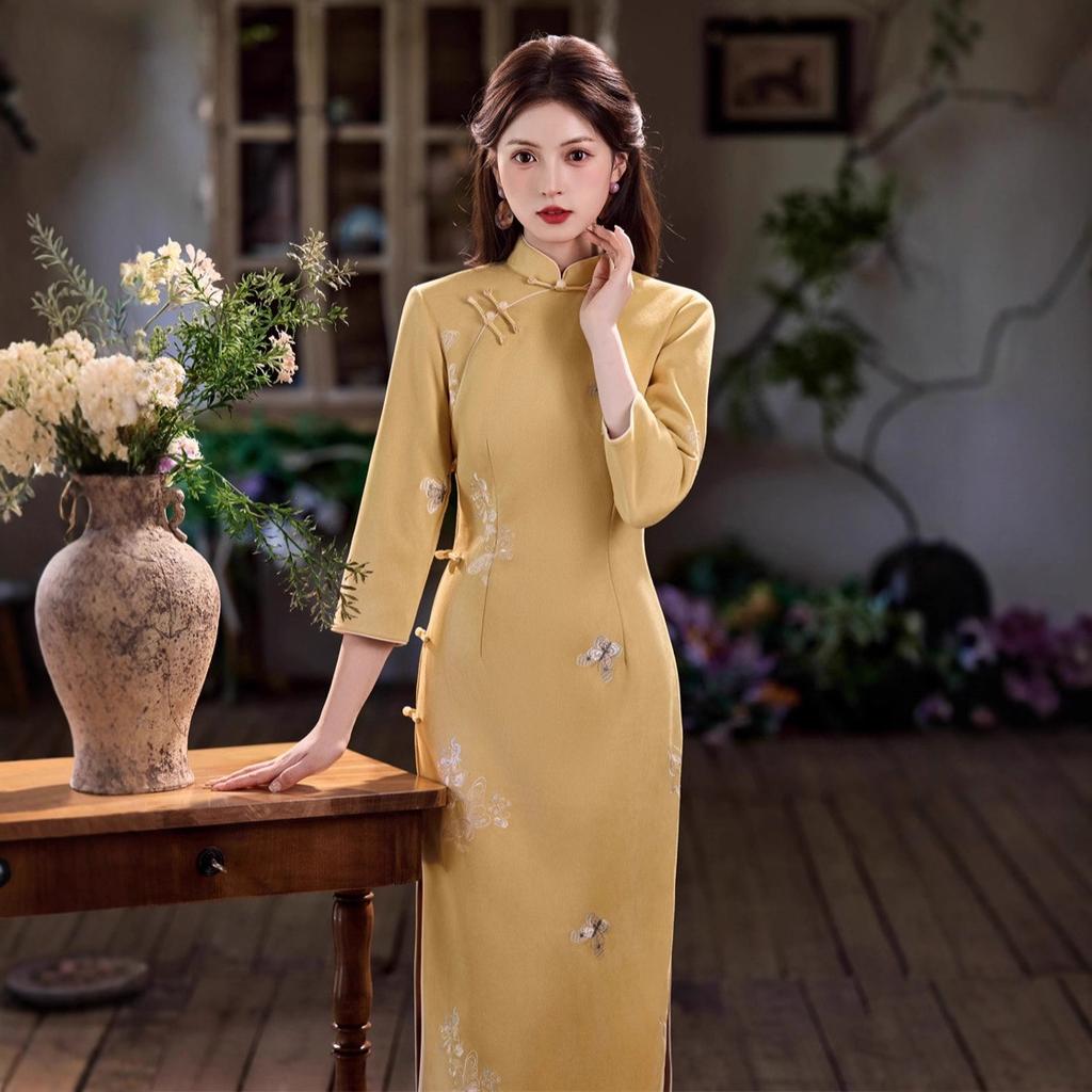 1011 autumn new cheongsam yellow embroidered butterfly long cheongsam retro slim side buckle stand-up collar cheongsam of the Republic of China