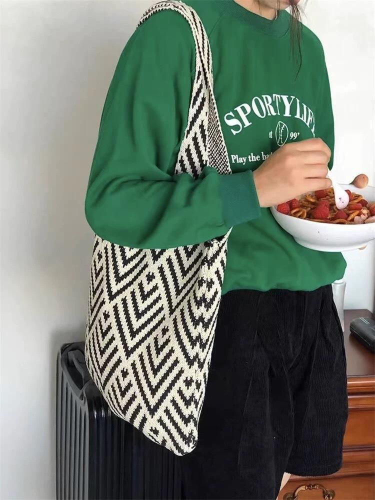 

Zhong Chuxi bag women s contrasting striped knitted bag large-capacity commuter shoulder bag versatile underarm bag чёрный