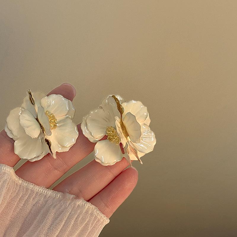 French Baroque Pearl Flower Tassel Earrings: Elegant Silver Needle Studs with a Light Luxury Touch
