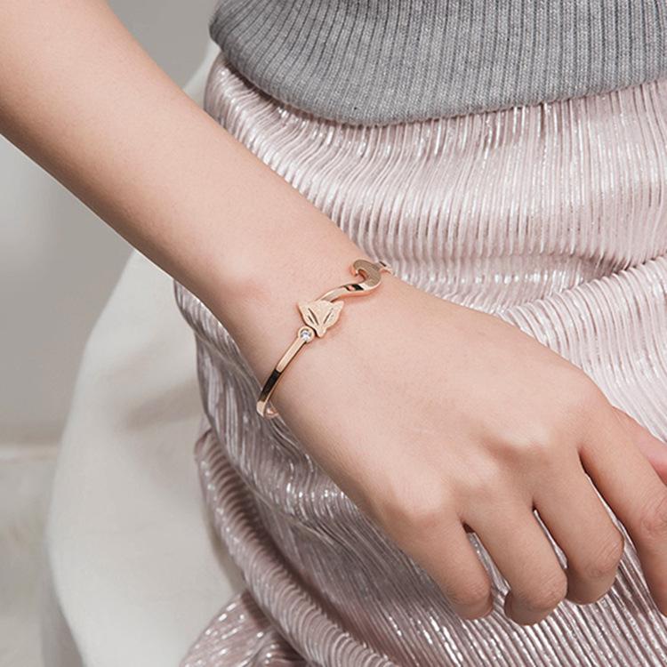 

Женский браслет-манжета в корейском стиле из матового титанового сплава с покрытием из 18-каратного розового золота, с акцентами из страз и изображением лисы. розового золота