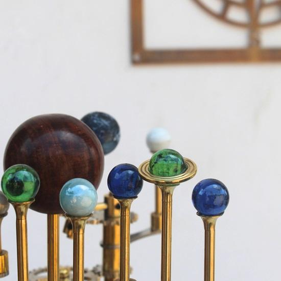 25,4 cm Luxus-Kunstwerk für Bücherregale Messing und Stahl Orrery Ein funktionales Modell des Sonnensystems mit Planeten