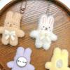 Entzückende Plüschhasen-Schlüsselanhänger Flauschiger Hasen-Schlüsselanhänger Anhänger-Accessoire mit Perlenschleife Tolles Geburtstagsgeschenk