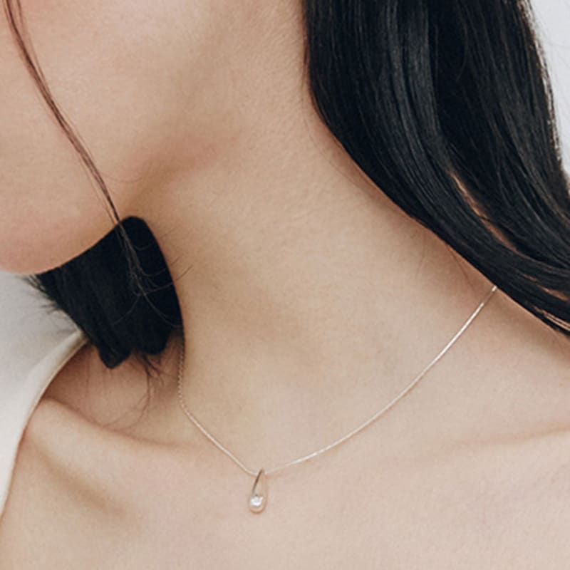 LUMIAH S QUIET DROP NECKLACE