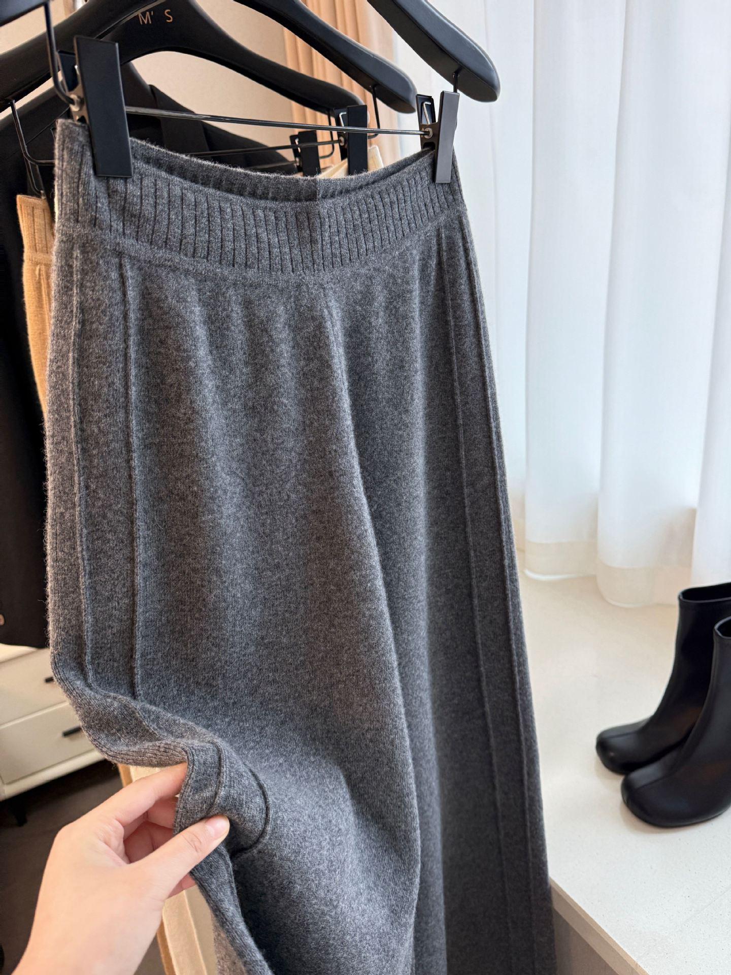 

Women s High-Waisted Cashmere Wide-Leg Pants - Drapey, Thickened, Floor-Length Outerwear Extra Large сірий колір