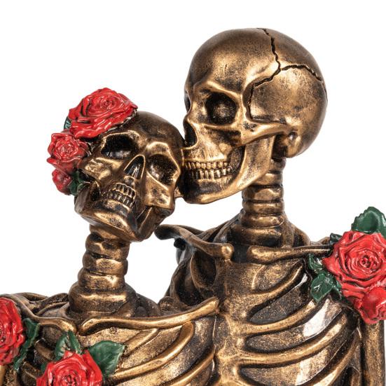 Halloween Gothic Skeleton Couple Figurine, Vintage Kissing Skeleton Resin Statue, Rose Skeleton Couple Sculpture for Holiday Party Decoration