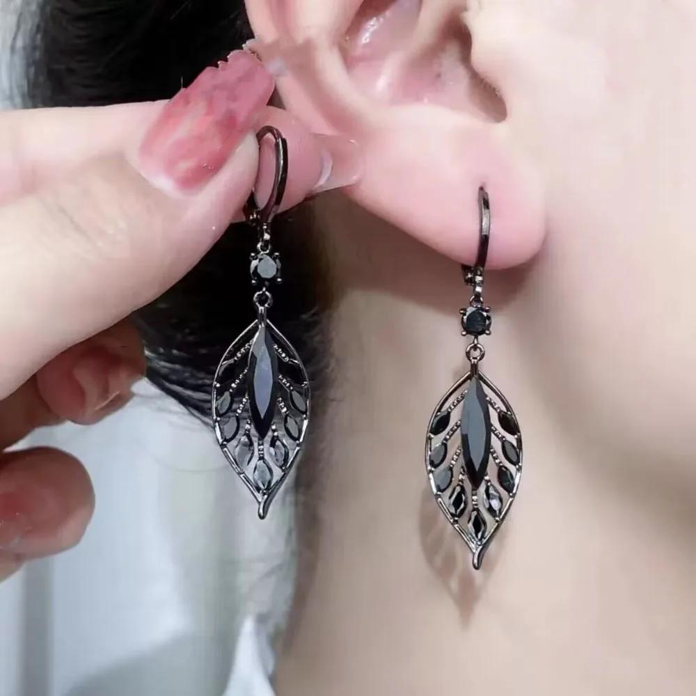 

Retro Exquisite Black Hollow Crystal Leaf Drop Dangle Earrings for Women Personality Design Korean Earrings Party Jewelry Gift чорний