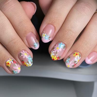 24 Stück Elegante Kurze Mandel-Falschnägel mit French Tips und Blumen-Ovalem Acryl-Vollcover Zum Aufkleben für den Herbststil