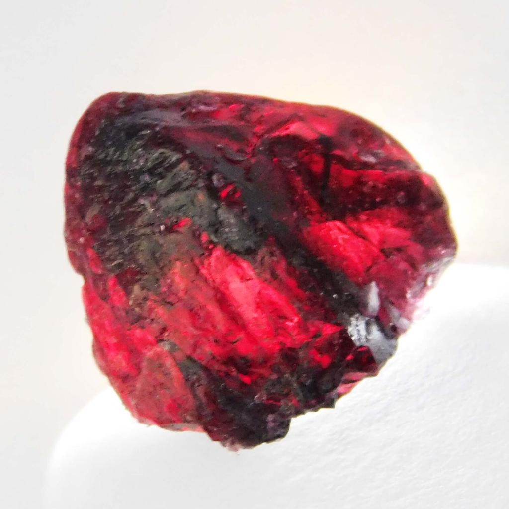 Natürlicher Roter RUBIN Riesiger Rohstein 44 Karat Aus der Erde Geborgen ZERTIFIZIERTER Loser Edelstein