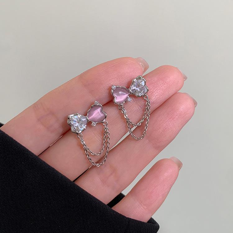 Изысканные серьги-гвоздики с розовым сердцем и кисточками - Элегантные, легкие и универсальные