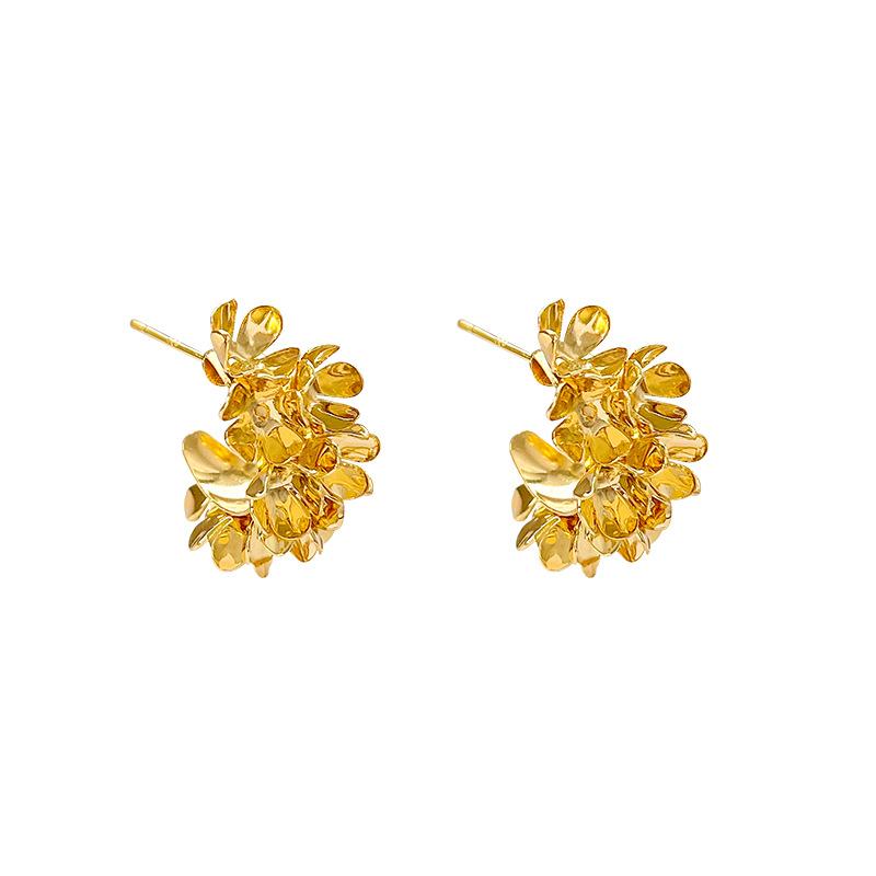 Retro Hong Kong style golden flower C-shaped earrings popular stud earrings female cold wind simple ear jewelry