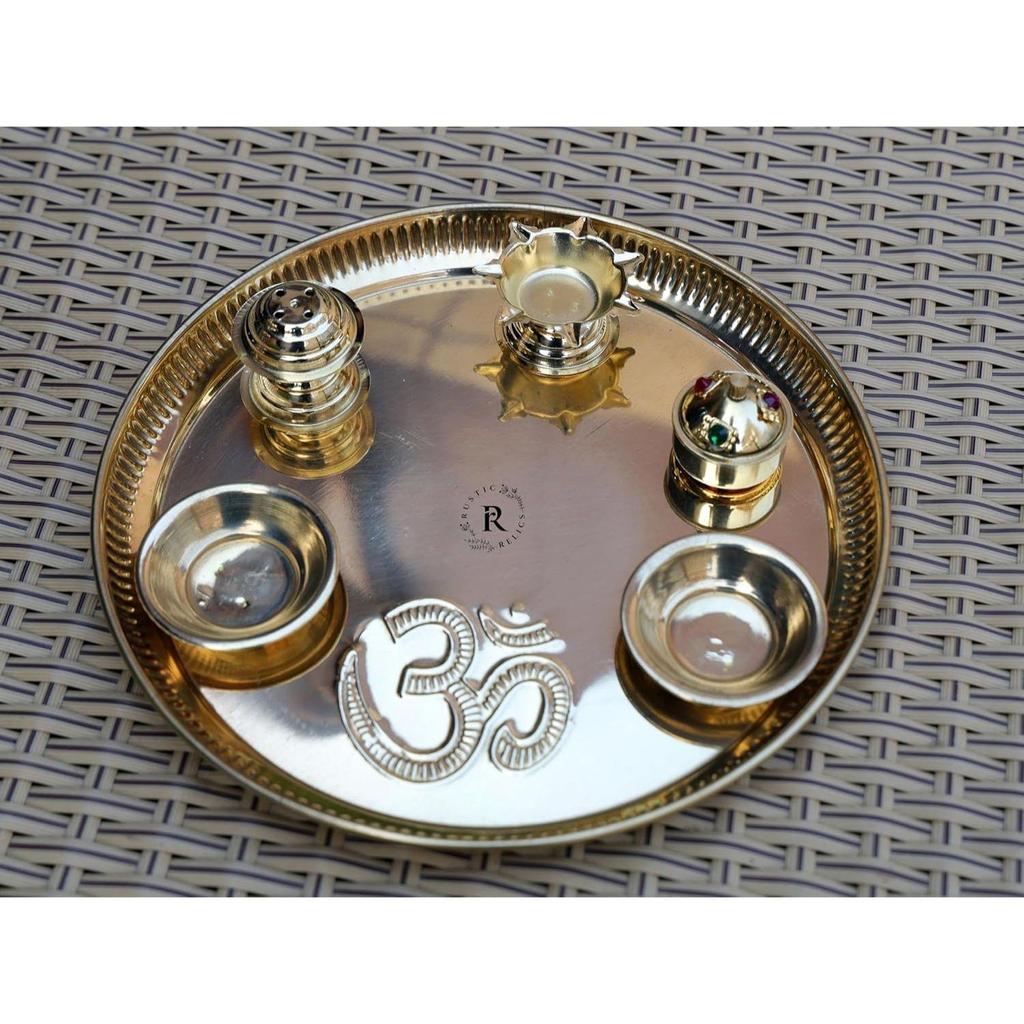 9palcový mosazný Navratri Pooja Thali s připevněnou diyou, 2 miskami, stojánkem na agarbatti a zlatě povrchově upravenou miskou na kumkum