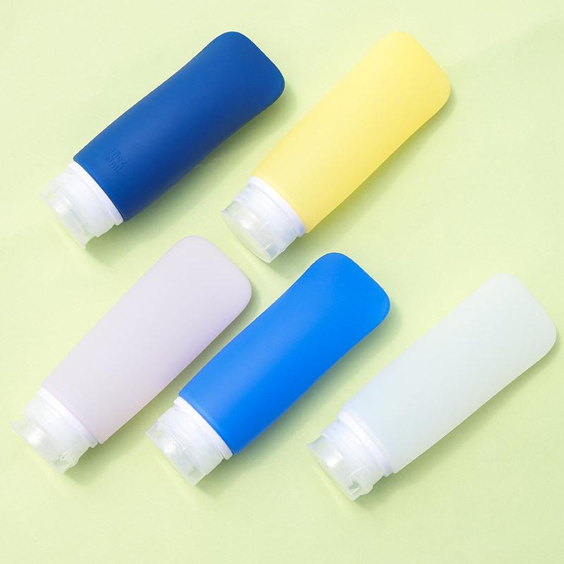 

Путешествия разделены на бутылки, мешки для стирки, шампунь, гель для душа, лосьон, косметику, пустые бутылки и портативные дорожные пакеты.