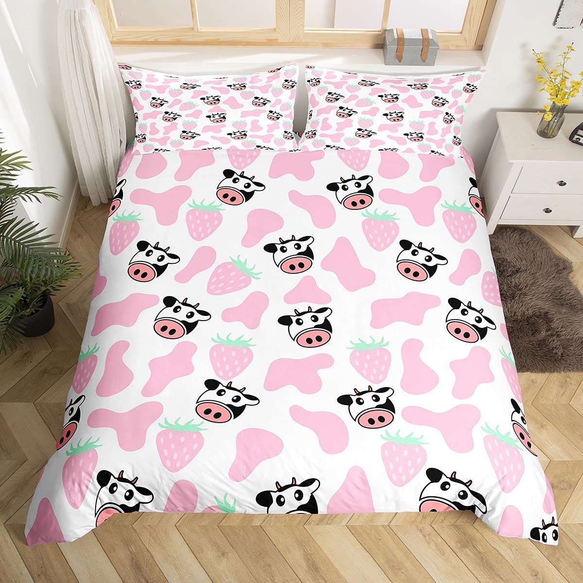 

Cartoon Milk Cow Duvet Cover Full King Lovely Farm Animal Bedding Set Strawberry Flowers Print Comforter Cover Farmhouse Decor EU Single(135x200cm)
