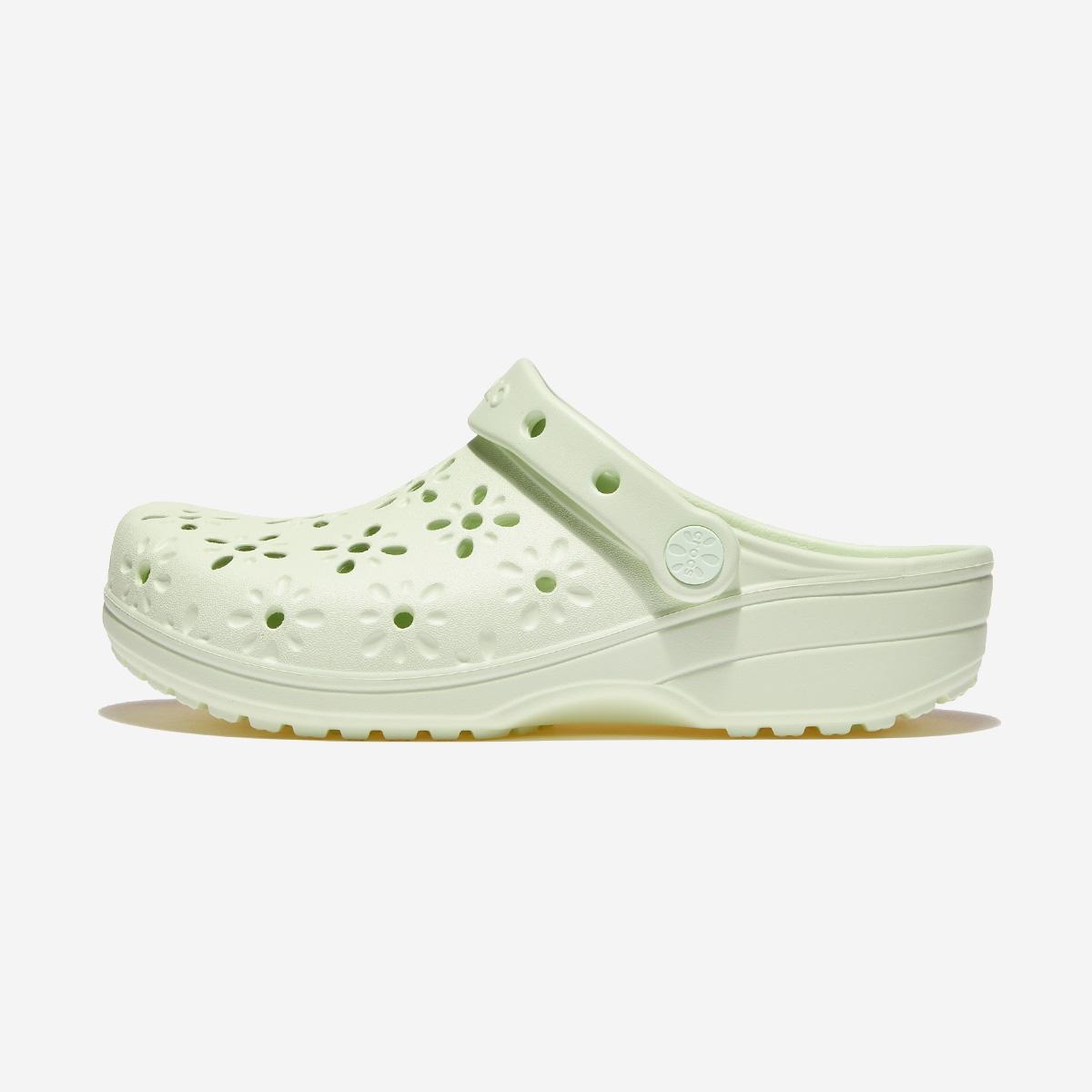 

[Crocs] classic floral cutout clogs, CRS210927, 1010112548, Popular Korean Shoes 230