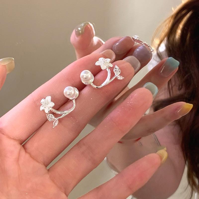 

Циркониевые серьги-пусеты с жемчугом в виде цветка, изысканные маленькие темпераментные серьги, универсальные модные серьги с высоким чувством стиля, женские