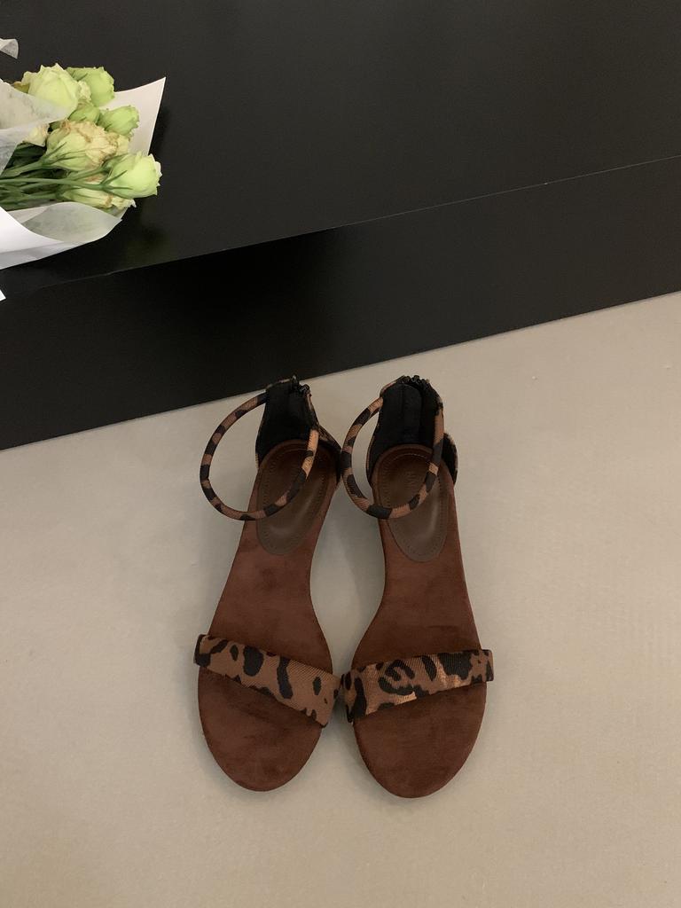 French niche design low-heeled sandals women's 2025 summer new leopard print open-toe one-word buckle strap Roman shoes