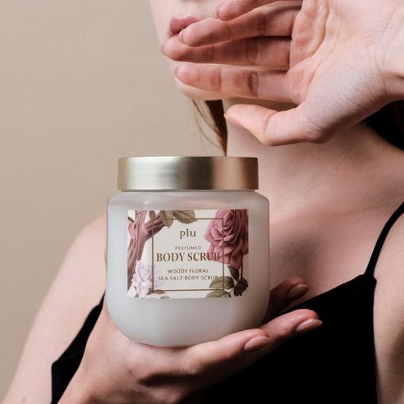 Plu Parfumiertes Zucker-Körperpeeling WOODY FLORAL 500g