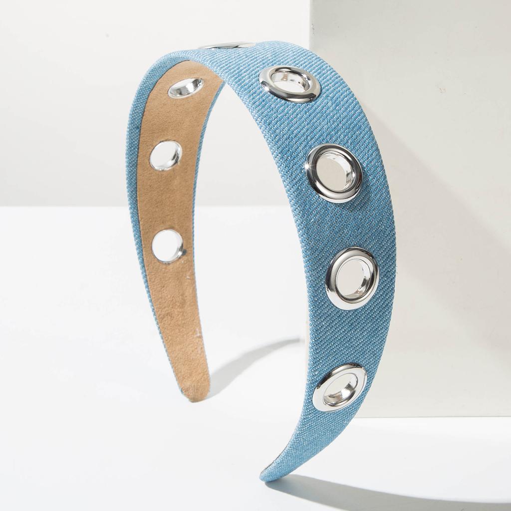 Fascia alla moda in tessuto denim a tesa larga per donna, semplice e versatile, con elegante accessorio per capelli con occhiello in metallo.
