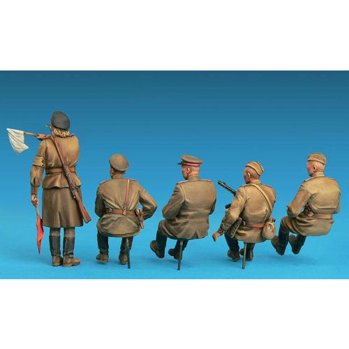 Miniart 1/35 Scale Soviet Jeep Crew (5-Piece Special Edition) with Weapons and Equipment, Plastic Model Kit MA35313