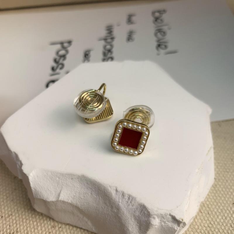 High-End Red Pearl Square Ear Clips: Retro & Simple Design, No-Piercing