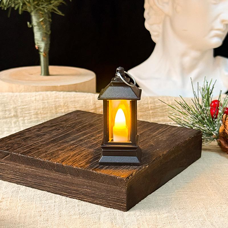 

Ретро Мини Квадратный Маленький Ветровой Фонарь Свечной Фонарь Ночник Декоративный Атмосферный Свет Настольное Украшение чёрный