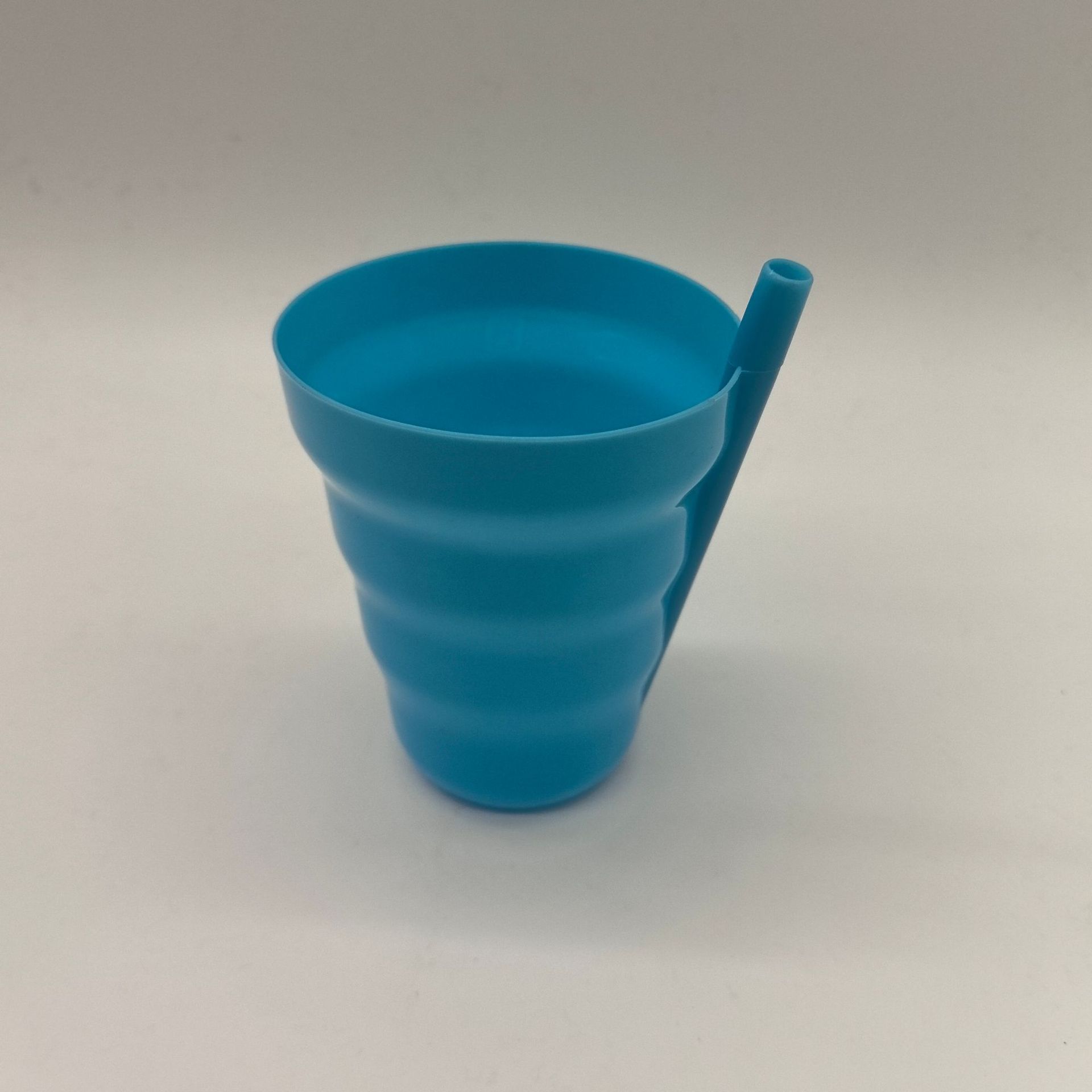 4er-Pack 10 oz Becher mit direktem Trinkhalm für Kinder, Becher mit integriertem Trinkhalm, stapelbar, BPA-freier Kunststoff, Sip-A-Cup Trinkbecher, Milch blau