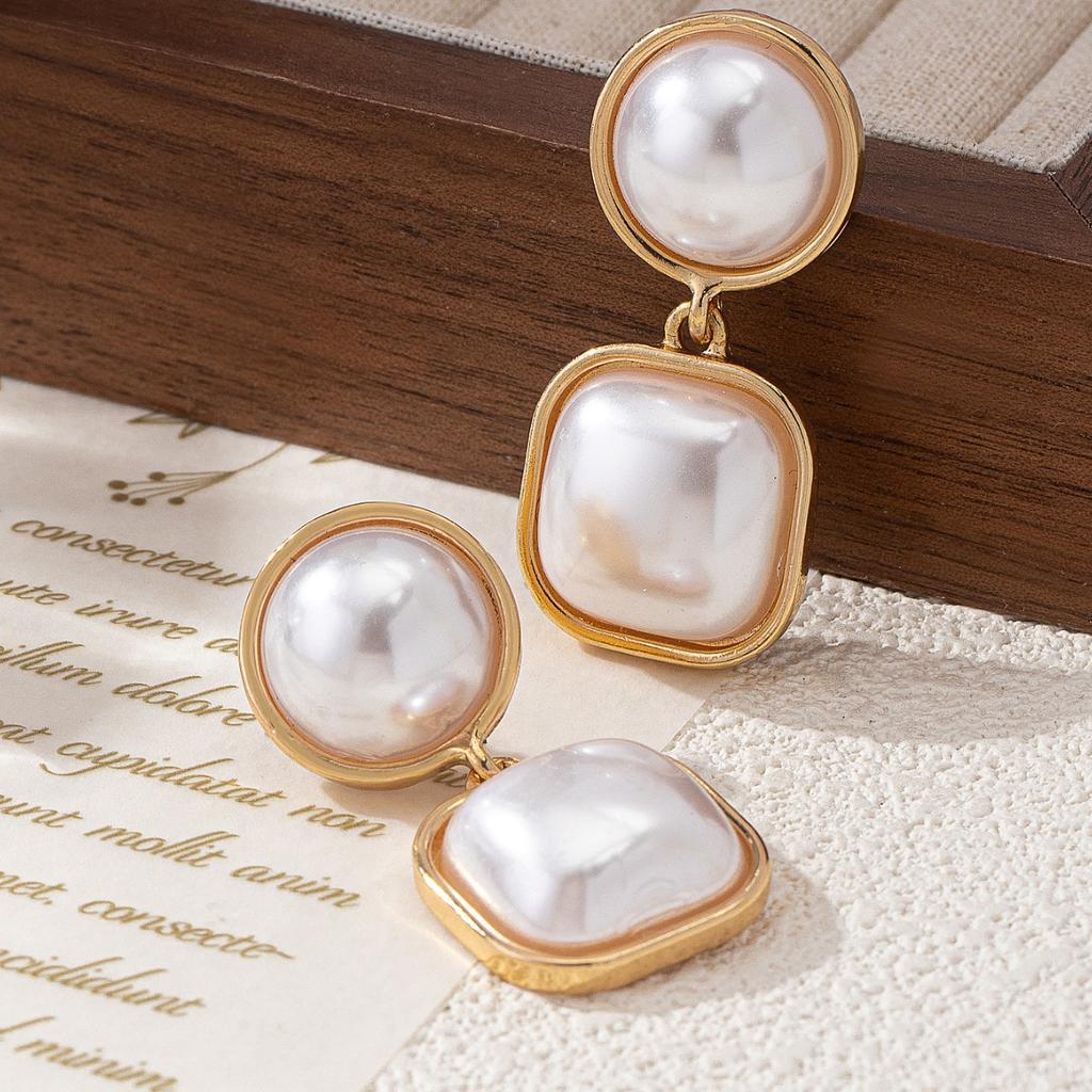 Step into the sense of design Geometric pearl inlaid earrings Light luxury temperament Trendy earrings
