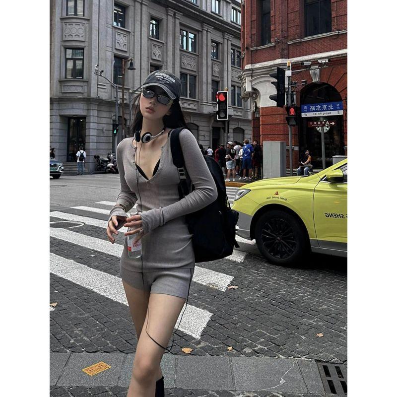 

Стильный европейский и американский сексуальный серый вязаный костюм женский с длинным рукавом короткий топ облегающие шорты спортивный комплект из двух предметов Grey Suit [without belt]] S