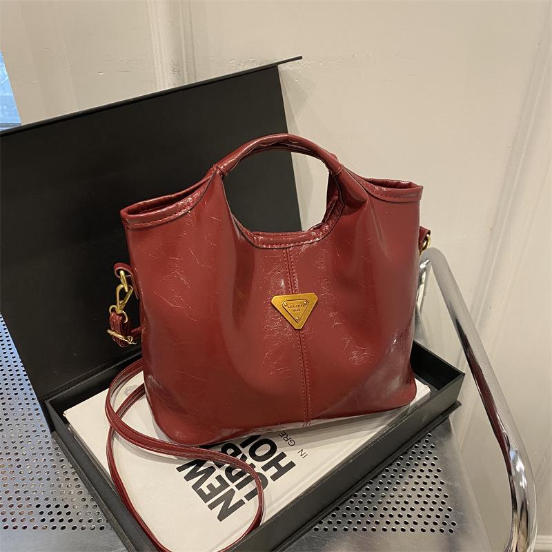 

Retro and foreign style fashion casual messenger bag large-capacity bag women s 2025 autumn and winter new portable work bucket bag красный