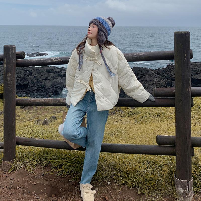 

Сладкие и милые пуговицы-рожки, пуховик в стиле колледжа, зимняя короткая корейская версия повседневной приталенной студенческой хлопковой одежды L бежевый