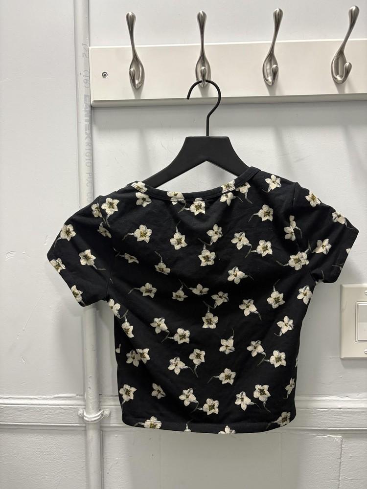 Aeropostale Shirt Womens XS Black Floral Short Sleeve Crop Top Crewneck Tee Unisex T-Shirt Graphic Tee M