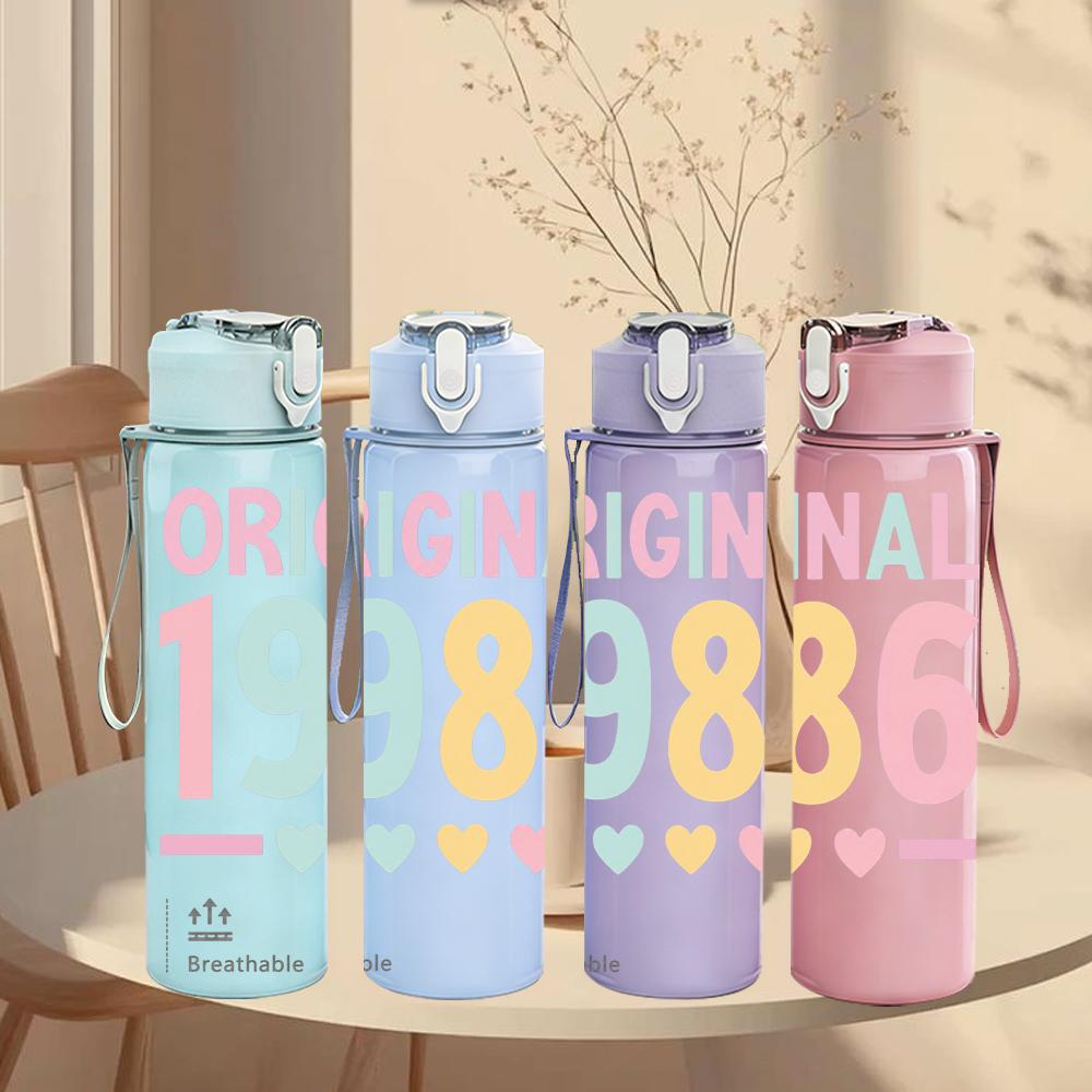 1PC Original 1986 Pastel Text 750ml Color Plastic Sports Water Bottle Leakproof Flip Straw Lid Suitable for Sports Office Home Use